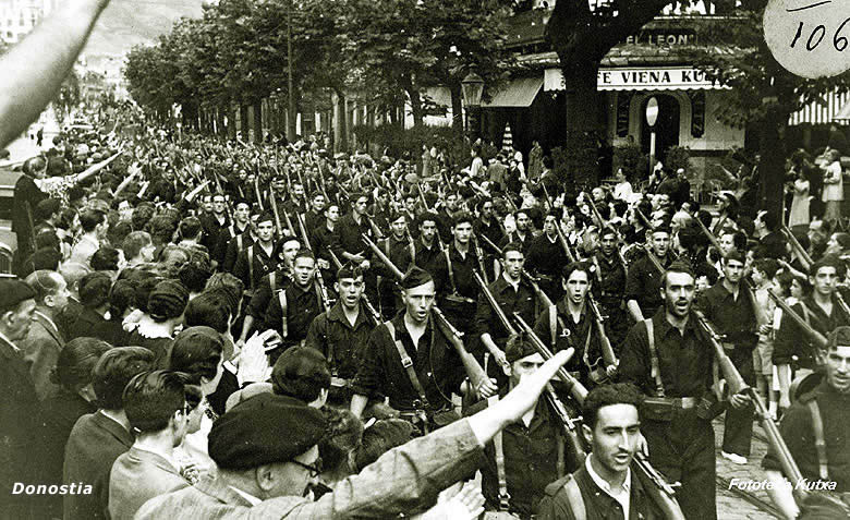 Desfile triunfal de las centurias falangistas tras la toma de San Sebastián. (Archivo del Ayuntamiento de San Sebastián/Donostiako Udala).